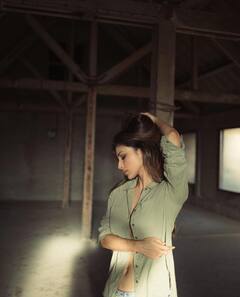 Mouni Roy Photos : நடிகை மௌனி ராயின் அசத்தல் புகைப்படங்கள்..!