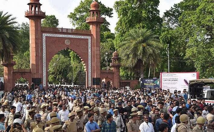 Know every detail about Aligarh muslim university minority character controversy abpp एएमयू: मनमोहन-मोदी की सरकारें, दोनों की राय में 180 डिग्री का अंतर, एक ने कहा अल्पसंख्यक संस्था दूसरे ने नकारा