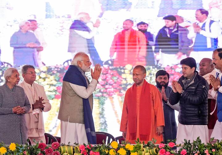 उत्तर प्रदेश के मुख्यमंत्री योगी आदित्यनाथ ने कहा है कि अयोध्या में 22 जनवरी को होने वाली प्राण प्रतिष्ठा के मौके पर 100 चार्टर्ड प्लेन पहुंचने वाले हैं. अयोध्या और अहमदाबाद को जोड़ने वाली पहली ट्राई-वीकली यानी हफ्ते में तीन दिन चलने वाली फ्लाइट सर्विस की गुरुवार (11 जनवरी) से शुरुआत हो गई. राम मंदिर प्राण प्रतिष्ठा से पहले यूपी के इस शहर को देश के अन्य शहरों से हवाई मार्ग के जरिए जोड़ा जा रहा है.