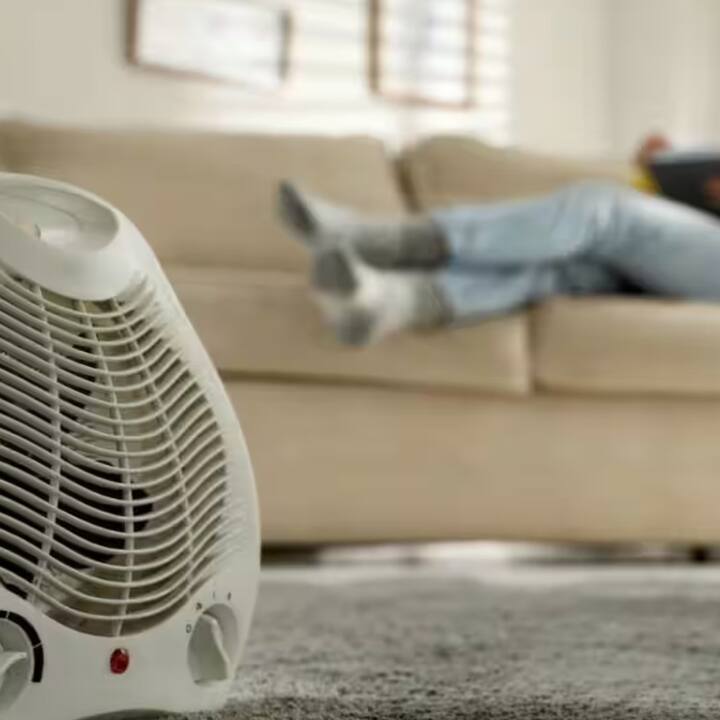 ਸਰਦੀਆਂ ਵਿੱਚ ਨਮੀ ਦੀ ਕਮੀ ਕਾਰਨ ਚਮੜੀ ਬਹੁਤ ਖੁਸ਼ਕ ਹੋ ਜਾਂਦੀ ਹੈ। ਰੂਮ ਹੀਟਰ ਦੀ ਵਰਤੋਂ ਕਰਨ ਨਾਲ ਚਮੜੀ ਹੋਰ ਵੀ ਖੁਸ਼ਕ ਹੋ ਸਕਦੀ ਹੈ। ਇਸ ਕਾਰਨ ਚਮੜੀ ਪਤਲੀ ਤੇ ਖੁਰਦਰੀ ਹੋ ਸਕਦੀ ਹੈ।