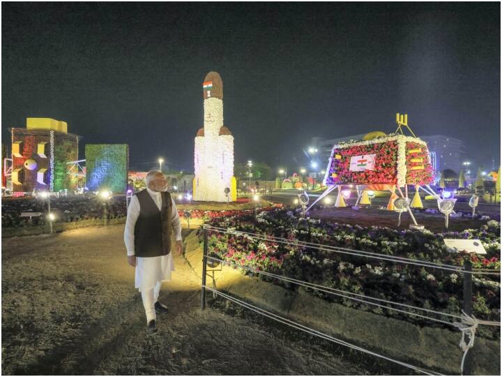 प्रधानमंत्री नरेंद्र मोदी बुधवार को अहमदबादा के साबरबती रिवरफ्रंट पर आयोजित फ्लावर शो देखने पहुंचे.