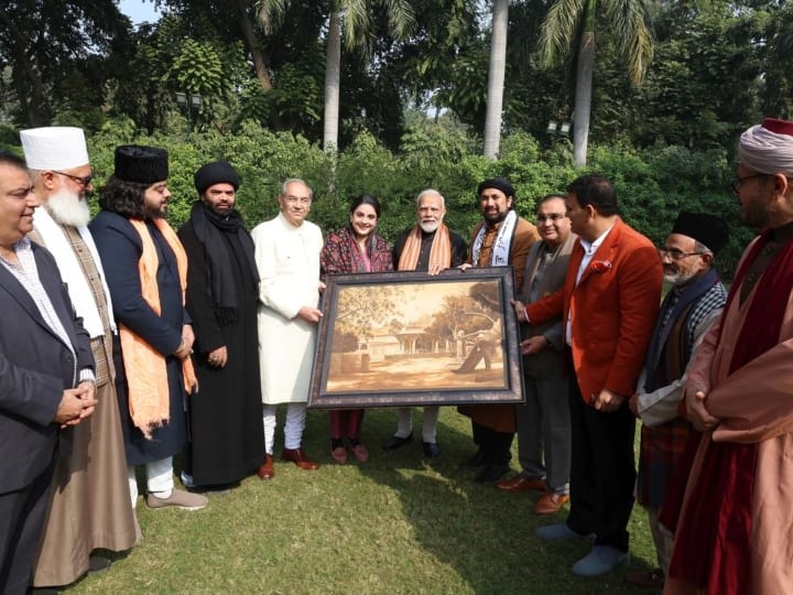 पीएम मोदी की मुस्लिम समुदाय के प्रतिनिधिमंडल से मुलाकात के दौरान अल्पसंख्यक कल्याण मंत्री स्मृति ईरानी भी मौजूद रहीं. पीएम मोदी ने जो चादर भेजी है उसे 13 जनवरी को चढ़ाई जाएगी. पीएम कई सालों से अजमेर शरीफ दरगाह पर चादर चढ़ाने के लिए भेजते रहे हैं.