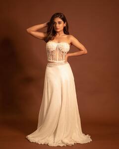 Esther Anil Photos: లుక్ మార్చినా లక్ కలసిరావడం లేదు!