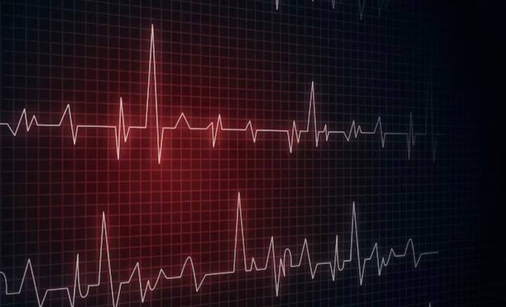 दिल की किसी बीमारी और हार्ट बीट का रेट चेक करने के लिए डॉक्टर इलेक्ट्रोकार्डियोग्राम (ECG) करातेहैं. इस टेस्ट की मदद से हार्ट बीट प्रति मिनट (BPM) का पता चल जाता है. अमेरिकन हार्ट एसोसिएशन के अनुसार, अगर बीपीएम 60-80 तक होता है तो उसे नॉर्मल माना जाता है लेकिन अगर यह 100 से ज्यादा पहुंच जाए तो यह हार्ट की बीमारी के संकेत हो सकते हैं.