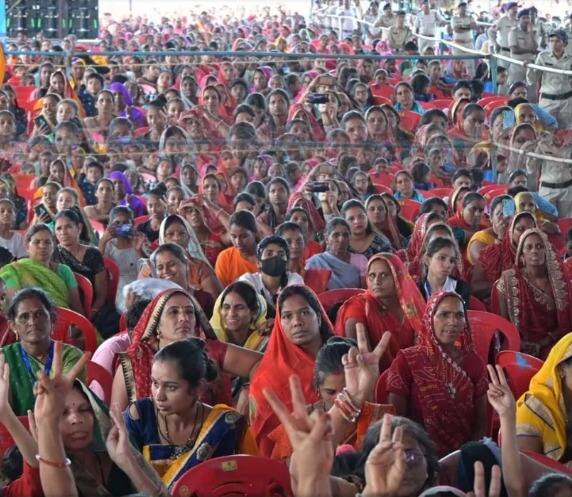 लाडली बहना योजना के तहत पहले केवल विवाहित, तलाकशुदा और विधवाओं के खाते में ही पैसे डाले जाते थे, लेकिन तत्कालीन सीएम शिवराज सिंह ने ऐलान किया था कि 21 साल से ज्यादा उम्र की सभी महिलाओं को योजना में शामिल किया जाएगा.