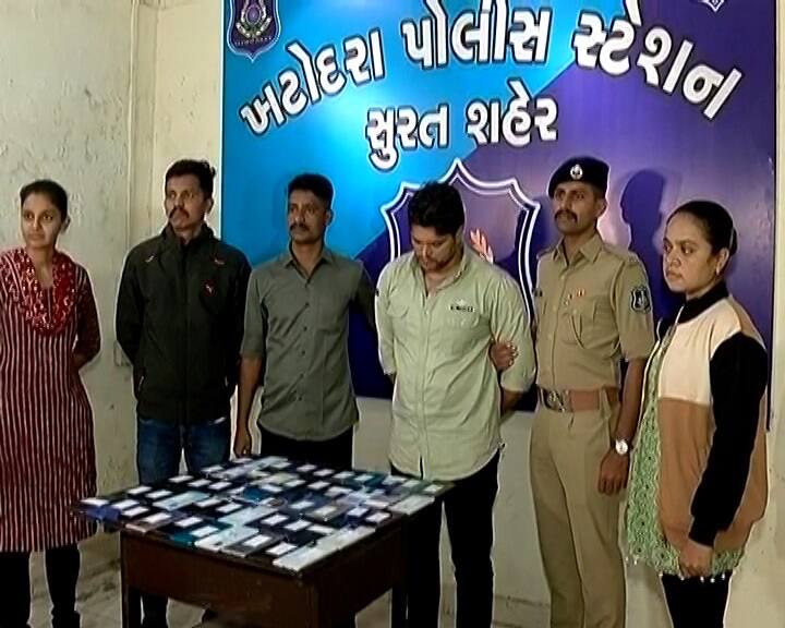 Surat Crime News: mobile snatching man arrested by surat police from the auto rickshaw, local news Surat: રિક્ષામાં મુસાફરોનું ધ્યાન ભટકાવી મોબાઇલ ચોરતો ચોર પકડાયો, અત્યાર સુધી 54 મોબાઇલની કરી ચૂક્યો છે ઉઠાંતરી