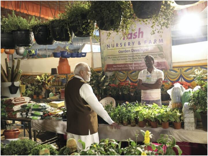 पीएम मोदी यहां 15 मिनट तक रुके और फ्लावर शो को देखा. इस दौरान वह फूलों के स्टॉल पर लोगों से बात करते भी दिखे.
