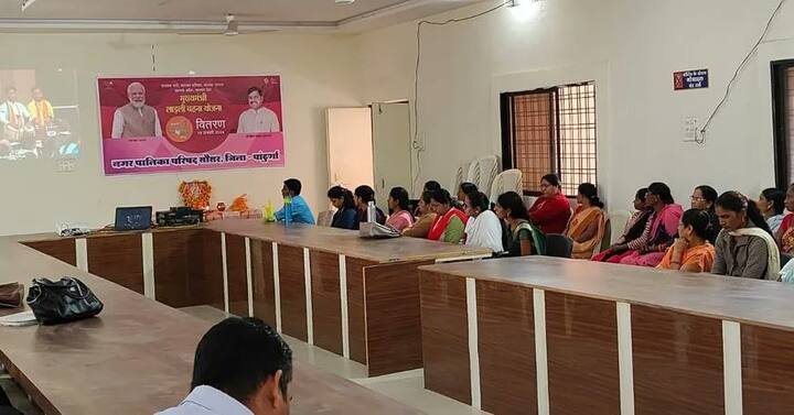 इस योजना को लेकर महिलाओं में कई तरह के सवाल भी हैं, जिनमें से एक सवाल ये भी है कि अविवाहित महिलाओं को भी लाडली बहना योजना का लाभ मिलता है या नहीं.