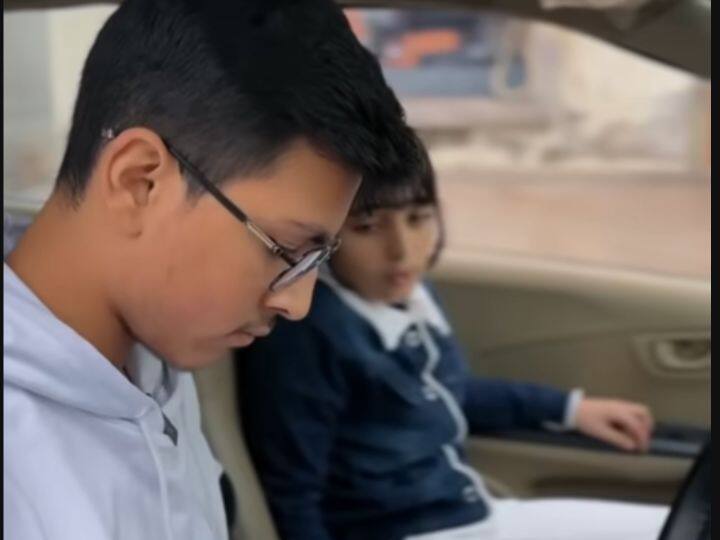 वह लड़का उसे कहता है कि तुम किडनैप हो चुकी हो. लड़की कहती है आप मुझे मारोगे तो नहीं. इसके बाद लड़का कहता है नहीं मैं तो मारूंगा नहीं. मुझे बस तुम्हारे पापा से पैसे चाहिए.