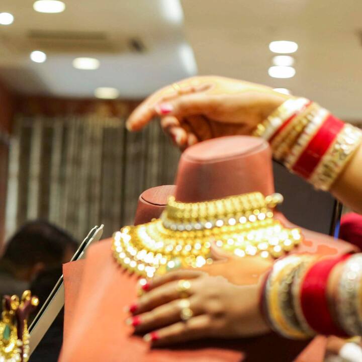 বাড়িতে সোনা রাখার ক্ষেত্রে আদপে আয়করের তরফে সেভাবে কোনও উর্ধ্বসীমা নেই। সেন্ট্রাল বোর্ড অফ ডিরেক্ট ট্যাক্সেস ওরফে সিবিডিটি জানিয়েছে যে, আয়করের কাছে উত্তরাধিকার কিংবা বিনিয়োগের সমস্ত তথ্য জমা করলে সোনার গহনা রাখার কোনও উর্ধ্বসীমা নেই।  ছবি- পিটিআই