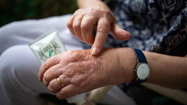 বয়সের সঙ্গে সঙ্গে সবারই শরীর দুর্বল হয়। এর পাশাপাশি হাড়ের সমস্যা, জয়েন্টে ব্যথাও দেখা দিতে থাকে। মহিলাদের মধ্যে এই সমস্যার যেন বাড়বাড়ন্ত। (প্রতীকী ছবি সৌজন্য: পিক্স্যাবে)