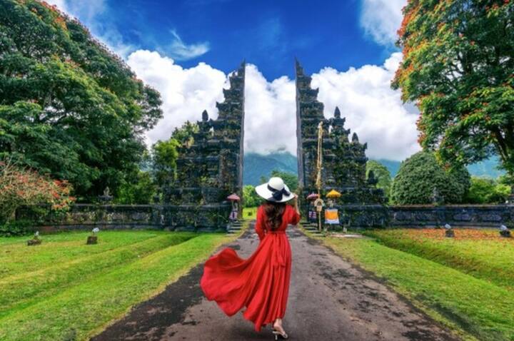 बाली: बाली भी घूमने और वेकेशन के लिए एक शानदार डेस्टिनेशन है. ये इंडोनेशिया का प्रांतीय द्वीप है जहां ढेर सारे समुद्री बीच आपको कुदरती खूबसूरती के साथ वेकेशन का लुत्फ उठाने के लिए मजबूर कर देंगे. बाली में पांडवा बीच, सुलुबन बीच, ड्रीमलैंड बीच , बलांगन बीच के साथ साथ ढेर सारे घूमने की जगहें हैं. आप काफी सस्ते में बाली जा सकते हैं क्योंकि यहां का हवाई टिकट भी ज्यादा महंगा नहीं है.