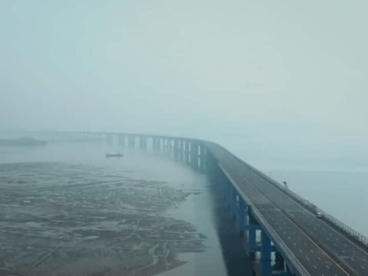 इसका नाम पूर्व प्रधानमंत्री अटल बिहारी वाजपेयी के नाम पर अटल सेतु रखा गया है और ये 21.8 किलोमीटर लंबा 6 लेन वाला रोड ब्रिज है. इसका 16.5 किलोमीटर लंबा हिस्सा मुंबई के समुद्र के ऊपर है और 5.5 किलोमीटर हिस्सा जमीन के ऊपर बना है.