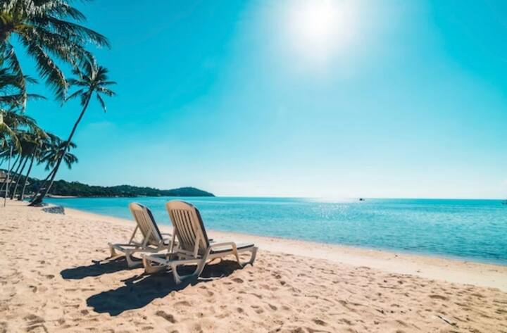 भारत और मालदीव के बीच चल रही तनातनी के बीच हजारों लोगों ने मालदीव के टूर कैंसर कर दिए हैं. हालांकि लक्षद्वीप भी मालदीव की तरह खूबसूरत है लेकिन अगर आप वहां घूम चुके हैं या फिर वहां जाने का मूड नहीं है तो आपको निराश होने की जरूरत नहीं है. आपके आस पास ही ऐसे कई खूबसूरत देश हैं जो खूबसूरती और सकून में मालदीव को भी मात देते हैं.