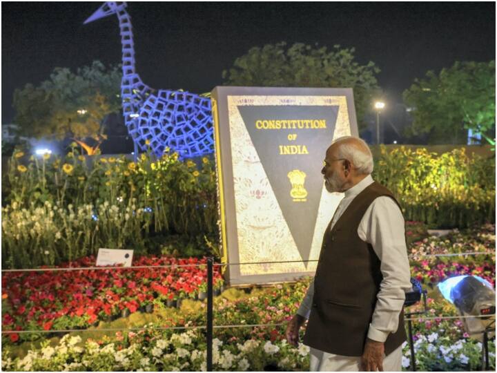 पीएम मोदी वाइब्रेंट गुजरात ग्लोबल समिट के तहत गांधीनगर के नजदीक गिफ्ट सिटी पहुंचे थे. इसके बाद अचानक फ्लावर शो देखने पहुंच गए.