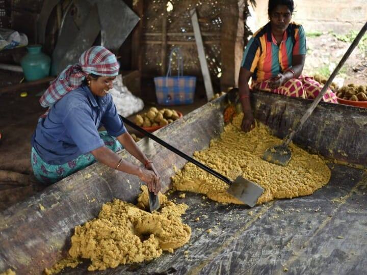 பொங்கல் சுவையை கூட்ட தயாராகிவரும் பொங்கல் வெல்லம்.