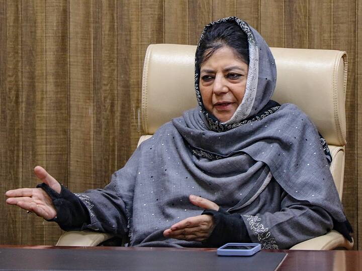 PDP Chief Mehbooba Mufti Meets With Road Accident Escapes Unhurt In South Kashmir Anantnag PDP Chief Mehbooba Mufti Meets With Road Accident, Escapes Unhurt In South Kashmir's Anantnag