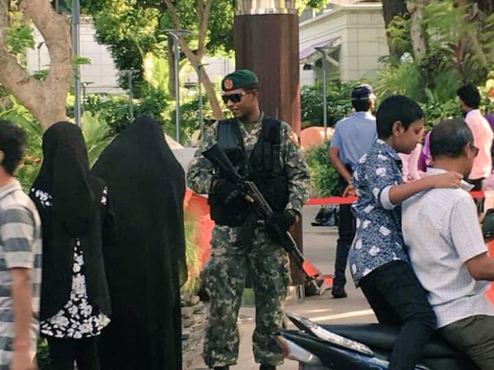 इस वक्त भारत के पास आर्म पर्सनल फोर्स में 13 लाख जवान सेना में मौजूद है, जबकि मालदीव के पास एक भी अपना जवान नहीं है.