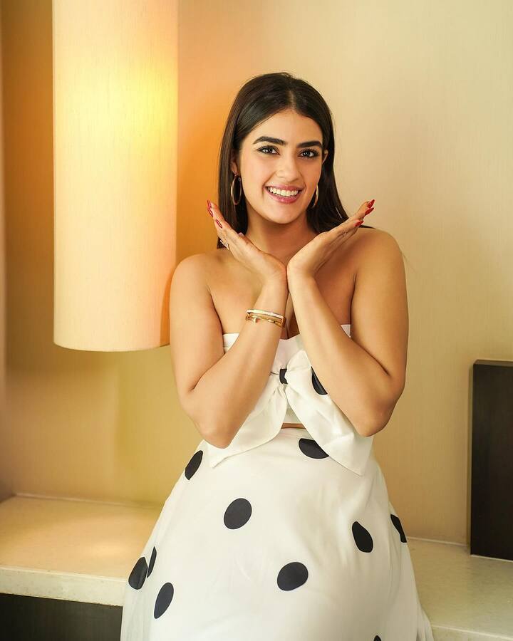 మోడల్ గా కెరీర్ ప్రారంభించిన కావ్య 2018లో ఈ మాయ పేరేమిటో చిత్రంతో హీరోయిన్ గా పరిచయం అయింది. ఆ చిత్రం సక్సెస్ కాలేదు.