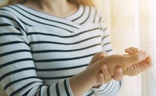 Rheumatoid Arthritis : संधिवातासाठी वय जबाबदार नाही तर, 'या' गोष्टींमुळे वाढतो संधिवाताचा त्रास; वाचा लक्षणं आणि उपचार