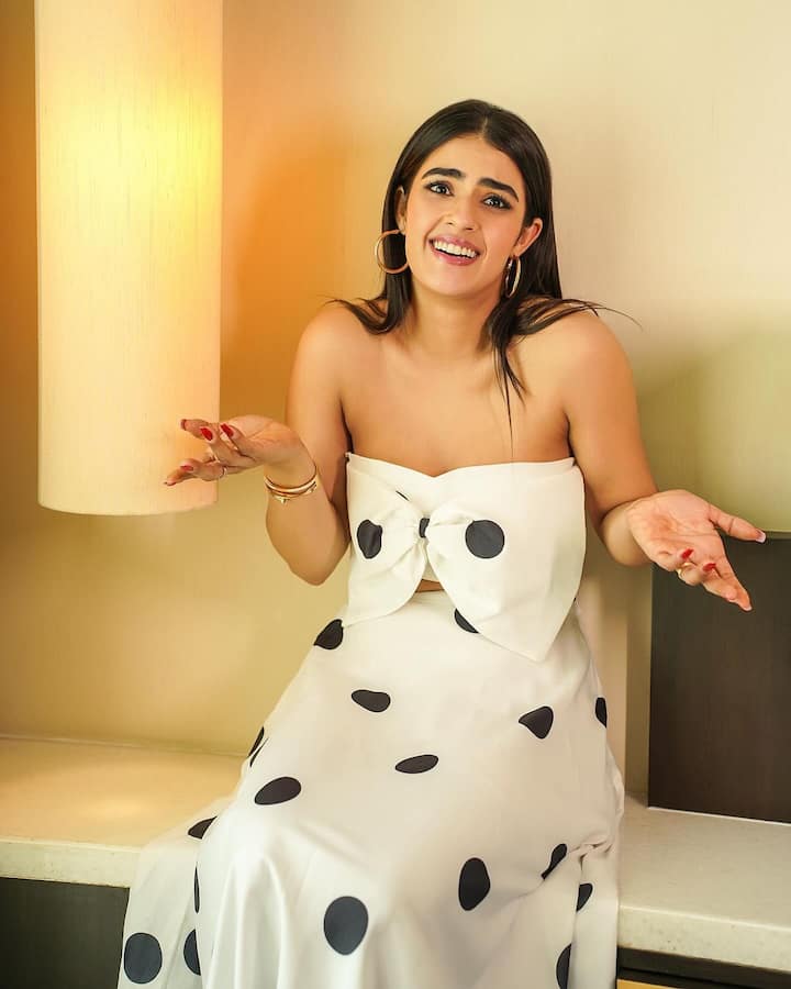 సోషల్ మీడియాలో యాక్టివ్ గా ఉండే కావ్య థాపర్.. వైట్ టాప్ లో పిక్స్ షేర్ చేసింది