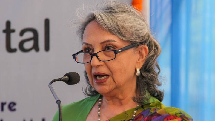 সম্প্রতি কপিল শর্মার (Kapil Sharma) শোয়ে এসেছিলেন শর্মিলা। সেখানে রুপোলি জগতে তাঁর কেরিয়ারের নানা ঘটনার গল্প উঠে আসে। টয় ট্রেনে চেপে জানালার ধারে বই পড়তে পড়তে তাঁর সফর আর পাহাড়ের খাদের ধার ঘেঁষে জিপে সওয়ার রাজেশ খন্নার কণ্ঠে সেই অমর সঙ্গীত, ‘মেরি স্বপ্নো কী রানি কব আয়েগি তু?’ সেই প্রসঙ্গও তোলেন সঞ্চালক কপিল।