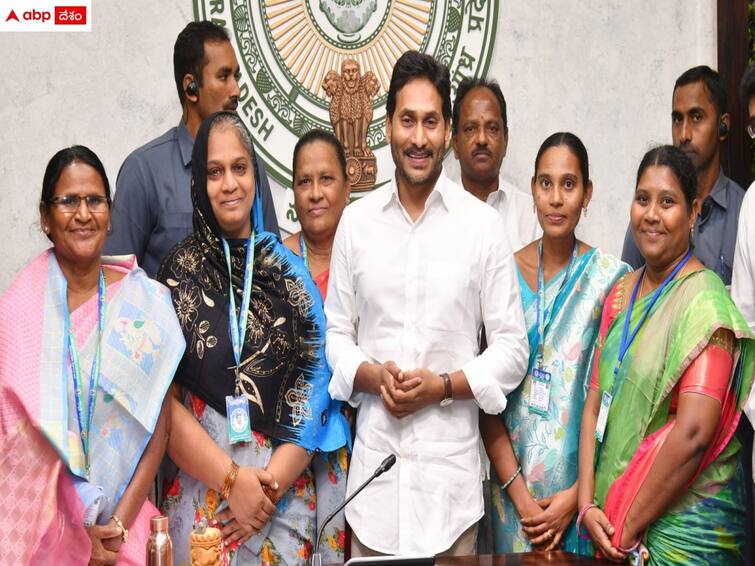 cm jagan released jagananna thodu scheme funds in tadepalli Jagananna Thodu Scheme: 'జగనన్న తోడు పథకం దేశానికే ఆదర్శం' - వారి ఖాతాల్లో డబ్బులు జమ చేసిన సీఎం జగన్