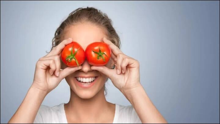 ટામેટાના ઉપયોગથી ત્વચા સંબંધિત ઘણા ફાયદા  થાય છે અને તે લગભગ દરેક રસોડામાં સરળતાથી ઉપલબ્ધ છે. ત્વચા સંબંધિત સમસ્યાઓને દૂર કરવા માટે તેનો કેવી રીતે ઉપયોગ કરશો જાણીએ,