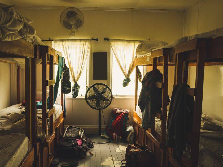 हॉस्टल की लाइफ के अलग ही किस्से और कहानियां होती हैं. जिन लोगों ने यह लाइफ जी है उन लोगों को पता होगा कितना मजेदार होता है और कितना मुश्किल भरा. हॉस्टल में अक्सर चीजें घर की तरह जब चाहो तब नहीं मिलती और जब हॉस्टल में चीज ना मिले तो फिर उनको लेने के लिए बड़ी जद्दोजहद करनी पड़ती है.