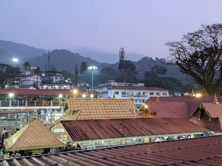 सबरीमला का भगवान अय्यपा मंदिर के गर्भगृह की छत को सोने की परत से सजाया गया है. इसकी छत में 32 किग्रा गोल्‍ड, 1900 किग्रा तांबे का काम किया गया है. इस काम में करीब 18 करोड़ रुपये खर्च किए गए थे.