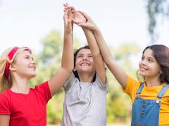 बच्चों को दूसरों के साथ फ्रेंडली कैसे बनाएं, जानें आसान टिप्स