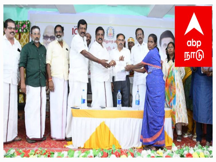 Mayiladuthurai news district collector gave free house cards to 278 people - TNN மயிலாடுதுறையில் 278 பேருக்கு இலவச வீட்டுமனை பட்டாக்களை வழங்கிய மாவட்ட ஆட்சியர்