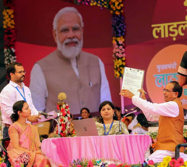 मध्य प्रदेश के पूर्व मुख्यमंत्री शिवराज सिंह चौहान ने इस योजना की शुरुआत की थी, जिसके बाद हर महीने महिलाओं के खाते में पैसे डाले जा रहे हैं.