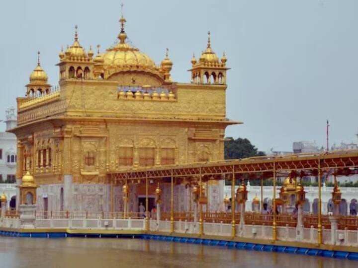 पंजाब के अमृतसर में स्थित गोल्‍डन टेम्‍पेल के श्री हरिमंदिर साहिब की ऊपरी मंजिल के बाहरी हिस्‍से को 400 किग्रा सोने की परत से जड़वाया गया है. सोने की इसी परत के कारण इसका नाम गोल्‍डन टेम्‍पल पड़ा. श्री हरिमंदिर साहिब में सिख धर्म का पवित्र ग्रंथ 'गुरु ग्रंथ साहिब' रखा हुआ है. ये भारत के सबसे धनी गुरुद्वारों में गिना जाता है.