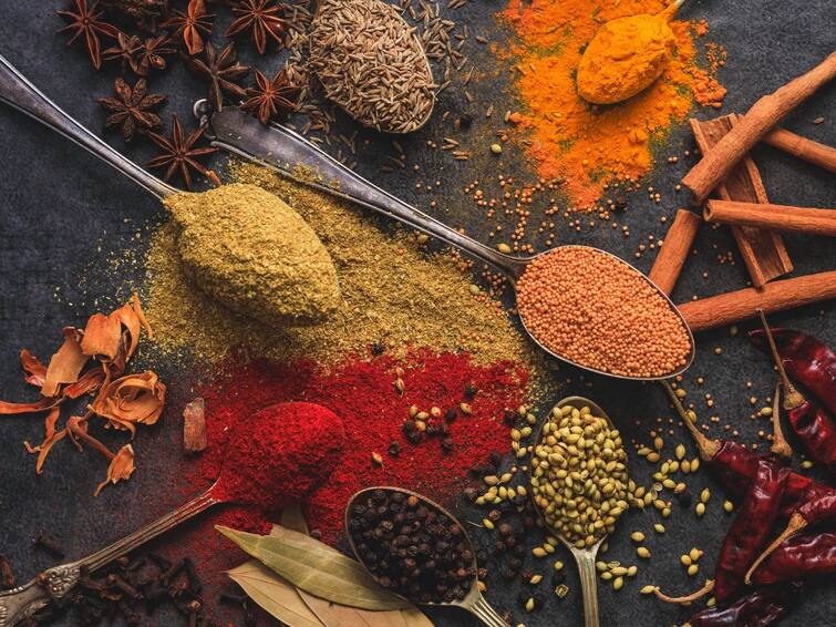 five spices and there amazing benefits here is the list Spices: শীতের দিনে আপনাকে সুস্থ রাখবে রান্নাঘরের ৫ সাধারণ মশলা, তালিকায় কী কী রয়েছে?