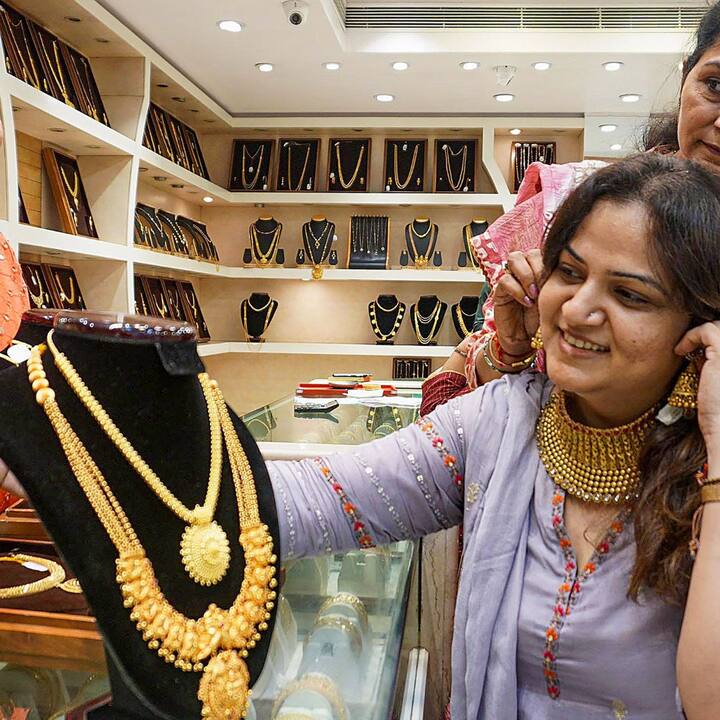 আয়কর দফতর যদি কখনও বাড়িতে হানাও দেয়, তখনও এই পরিমাণ সোনা বাজেয়াপ্ত করা হবে না।  ছবি- পিটিআই