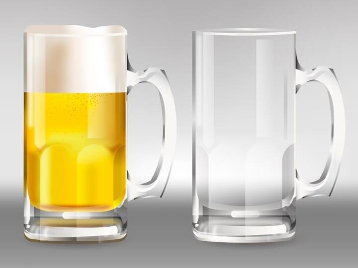 इसी तरीके से बियर कभी भी आम ग्लास में नहीं पिया जाता है. इसके ग्लास को मग कहा जाता है, क्योंकि यह आकार में बड़ा होता है. वहीं इसको पकड़ने के लिए हैंडल होता है. इसकी वजह ये है कि सीधे हाथ से पकड़ने पर बियर हाथ की गर्माहट से जल्दी गर्म हो जाएगी.