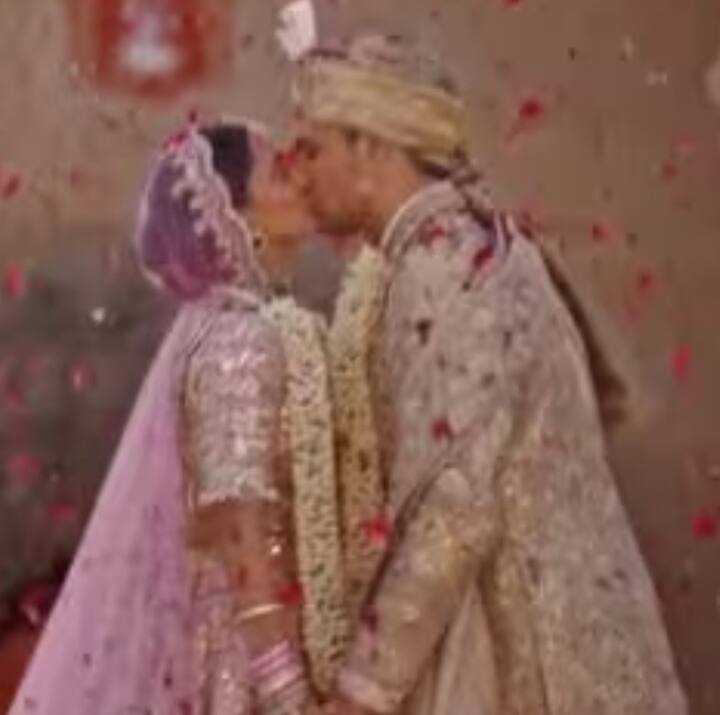 ऐसे में भला कियारा आडवाणी और सिद्धार्थ मल्होत्रा कैसे पीछे रह सकते हैं. बी टाउन के इस खूबसूरत जोड़े ने भी अपनी शादी पर सरेआम किस कर खूब चर्चा रहे थे.