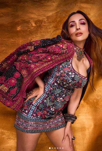 ਮਲਾਇਕਾ ਨੇ ਹੁਣ ਤੱਕ ਕਈ ਬਾਲੀਵੁੱਡ ਫਿਲਮਾਂ 'ਚ ਆਈਟਮ ਗੀਤ ਕੀਤੇ ਹਨ। ਹਾਲ ਹੀ 'ਚ ਅਦਾਕਾਰਾ ਨੇ ਸੋਸ਼ਲ ਮੀਡੀਆ 'ਤੇ ਆਪਣੀਆਂ ਕੁਝ ਤਸਵੀਰਾਂ ਸ਼ੇਅਰ ਕੀਤੀਆਂ ਹਨ। ਤਾਂ ਆਓ ਤੁਹਾਨੂੰ ਦਿਖਾਉਂਦੇ ਹਾਂ ਇਹ ਤਸਵੀਰਾਂ