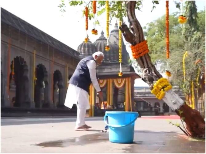 PM Narendra Modi Took Part In Swachhata Abhiyan At The Kalaram Temple In  Nashik | Maharashtra: कालाराम मंदिर में पीएम मोदी ने की साफ-सफाई, बाल्टी  में पानी भरकर पोछा लगाया, देखें ...