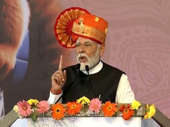 मी देशवासियांना आग्रह करेन, राम मंदिरात प्राणप्रतिष्ठाच्या पावन दिवशी देशातील सर्व मंदिरं, सर्व तीर्थक्षेत्रात स्वच्छता अभियान राबवा, श्रमदान करा.माझ्या युवा सहकाऱ्यांनो, आपल्या देशातील ऋषी मुनींपासून सामान्य माणसांपर्यंत सर्वांनी युवाशक्तीला सर्वोपरी ठेवलं. श्री अरविंदो म्हणाले, जर भारताला आपलं लक्ष्य गाठायचं असेल तर भारताच्या युवकांना एक स्वतंत्र विचाराने पुढे जावं लागेल.