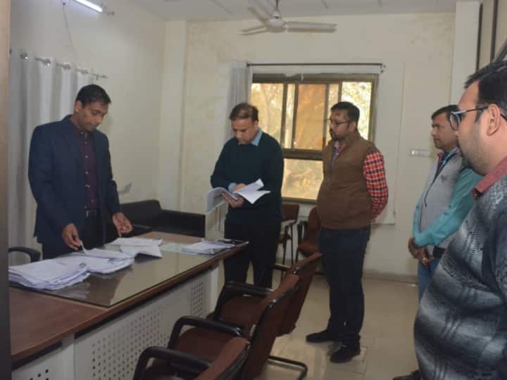 MP News: लापरवाही बरतने पर इंदौर कलेक्टर का एक्शन, 2 तहसीलदार समेत 7 को थमाया नोटिस Indore Collector Ashish Singh Issued Show Cause Notice 2 Tehsildar MP News ann MP News: लापरवाही बरतने पर इंदौर कलेक्टर का एक्शन, 2 तहसीलदार समेत 7 को थमाया नोटिस