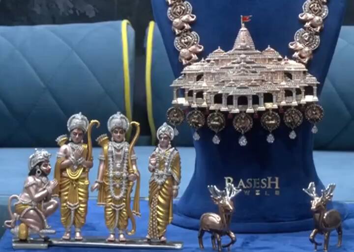 సూరత్కి చెందిన ఓ వజ్రాల వ్యాపారి రామ మందిరం థీమ్తో ఓ నెక్లెస్ తయారు చేశారు. 5 వేల అమెరికన్ వజ్రాలతో తయారు చేసిన ఈ నెక్లెస్ని రామ మందిరానికి కానుకగా అందించారు. 35 రోజుల పాటు శ్రమించి 40 మంది కళాకారులు దీన్ని తయారు చేశారు.