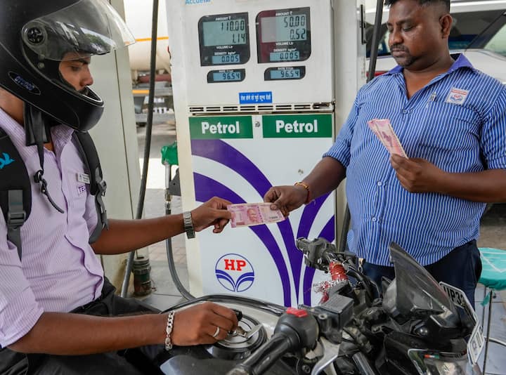 महाराष्ट्र, बिहार और यूपी समेत देश के कई राज्यों में पेट्रोल की कीमतों में गिरावट आई है. वहीं कुछ राज्यों में कीमतें बढ़ी हैं.