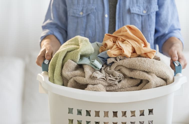 Home Tips after how many days we should wash our towel and bedsheet Home Tips : थंडी असो वा उन्हाळा; रोजच्या वापरात येणारे चादर आणि टॉवेल किती दिवसांनी धुवावेत?