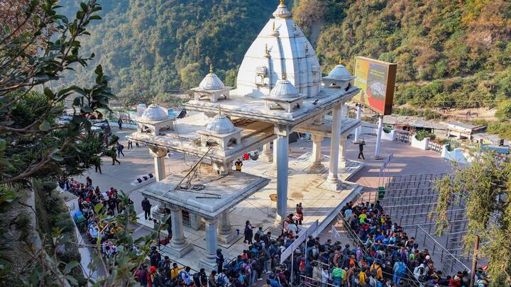 জম্মু ও কাশ্মীরের ত্রিকূট পাহাড়ে অবস্থিত মাতা বৈষ্ণোদেবী মন্দিরে একটি প্রাকৃতিক গুহা রয়েছে। এই গুহার মূল দরজায় সোনা, রূপা ও তামার কাজ করা হয়েছে। দিল্লি এবং উত্তরপ্রদেশের কারিগররা এই গেটে ১১ কেজি সোনা, ১১০০ কেজি রুপো এবং তামা ব্যবহার করেছেন। প্রতি বছর সোনা ও রূপা মন্দিরে নৈবেদ্য হিসেবে আসে।