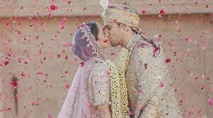 ਇਸ ਲਿਸਟ 'ਚ ਸਭ ਤੋਂ ਪਹਿਲਾਂ ਨਾਂ ਆਲੀਆ ਭੱਟ ਅਤੇ ਰਣਬੀਰ ਕਪੂਰ ਦਾ ਹੈ। ਬਾਲੀਵੁੱਡ ਦੇ ਇਸ ਪਾਵਰ ਪੈਕਡ ਜੋੜੇ ਨੇ ਆਪਣੇ ਵਿਆਹ 'ਤੇ ਇਕ ਦੂਜੇ ਨੂੰ ਲਿਪ-ਲਾਕ ਕੀਤਾ।