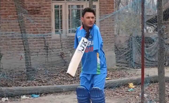 Para Cricket: जम्मू कश्मीर की पैरा क्रिकेट टीम के कप्तान आमिर हुसैन लोन दोनों हाथ नहीं होने के बावजूद शानदार क्रिकेट खेलते हैं. वह सचिन तेंदुलकर और विराट कोहली के फैन हैं.