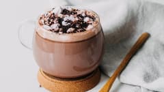 Hot Chocolate: জমজমাট শীতের সন্ধে, বাড়িতেই তৈরি হট চকোলেট, রইল রেসিপি