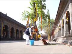 Maharashtra: कालाराम मंदिर में पीएम मोदी ने की साफ-सफाई, बाल्टी में पानी भरकर पोछा लगाया, देखें तस्वीरें